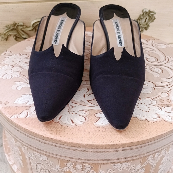 ADORABLE VTG "MANOLO BLAHNIK" BLACK SATIN KITTY'S! - Picture 6 of 16